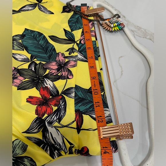 171. EUC GUESS FLORAL LINED PENCIL SKIRT WITH SIDE RUFFEL SIZE SMALL - Picture 10 of 13